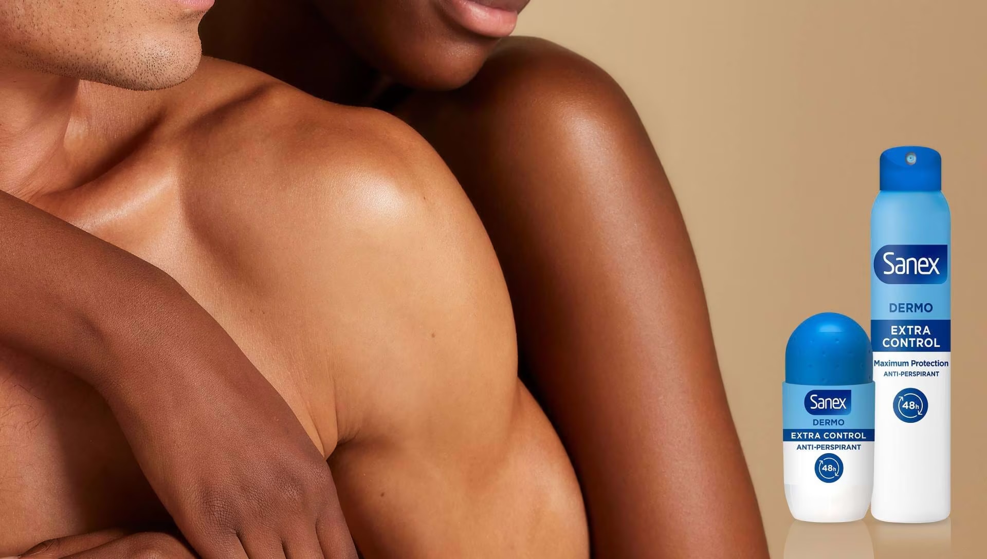 Twee mensen met blote schouders naast Sanex Dermo Extra Control deodorant producten.